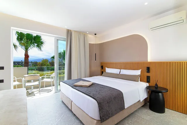 غرفة بريميوم ثلاثية بسريرين منفصلين بإطلالة جزئية على البحر مع أريكة، Aeolos Beach Resort Crete 3/7