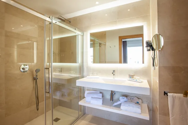 جناح جونيور بسريرين منفصلين بإطلالة على المسبح بشرفة، Grupotel Playa De Palma Suites And Spa 2/2