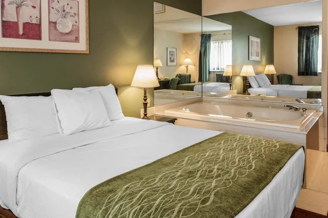 غرفة قياسية بسرير كينج بحوض جاكوزي، Rodeway Inn Grandville - Grand Rapids 7/10