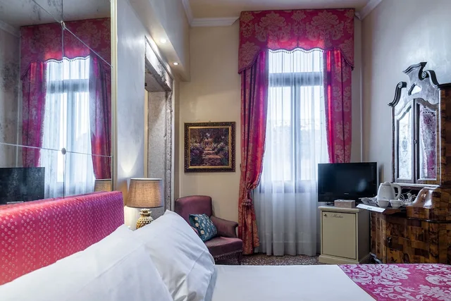 غرفة سوبيريور بسرير كوين، Palazzo Odoni 1/6