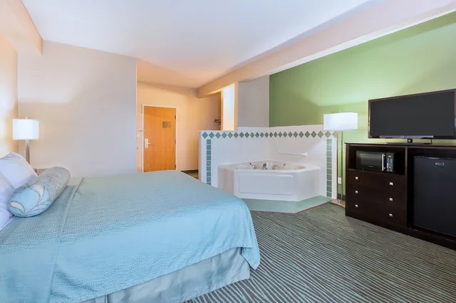 Deluxe, Suite, King Bed, Americinn By Wyndham Des Moines Airport 1/6