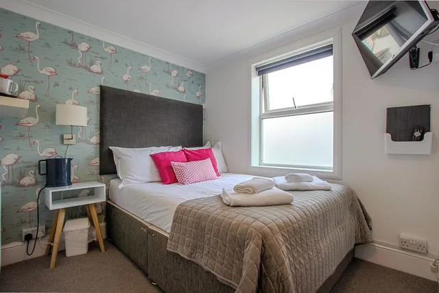 Room, Double Bed, The White House 4/10