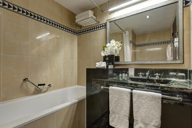 Superior, Executive, Double Bed, L Hotel du Collectionneur Paris 2/2