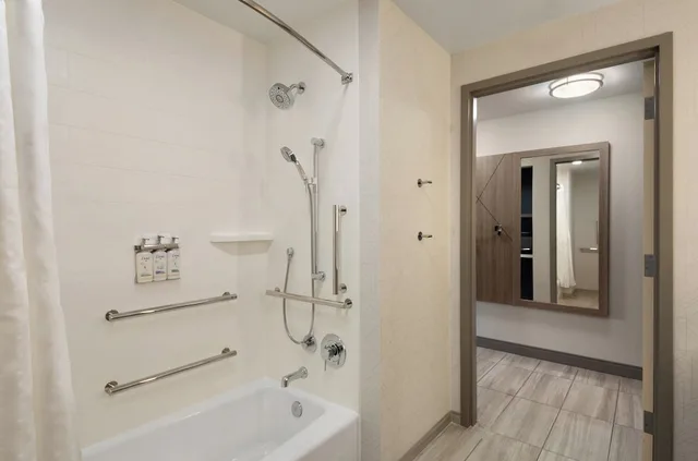 غرفة قياسية بسرير كينج بحوض استحمام لذوي الإعاقة، Holiday Inn Express Richmond by IHG 8/8