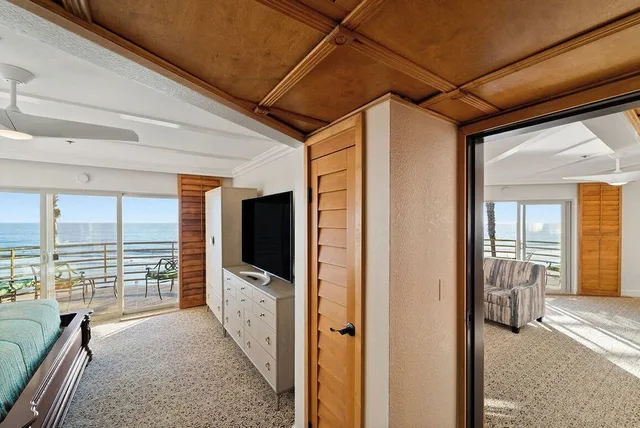 Grand, Pacific, Suite, King Bed, Pacific Terrace Hotel 9/10