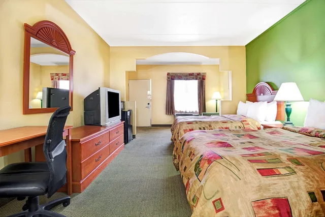 Room, 2 Queen Beds, Super 8 by Wyndham Nashville Near Downtown / I-40 3/5