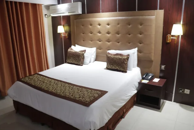 غرفة بريميوم بسرير كينج، GOLDEN TULIP PORT HARCOURT 3/5