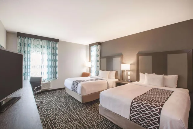 غرفة بسريرين كوين بحوض استحمام لذوي الإعاقة، La Quinta Inn & Suites By Wyndham San Marcos Outlet Mall 2/4