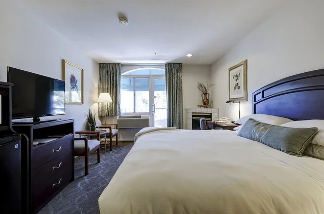 غرفة سوبيريور بسرير كينج، Forest Villas Hotel - Prescott 1/3