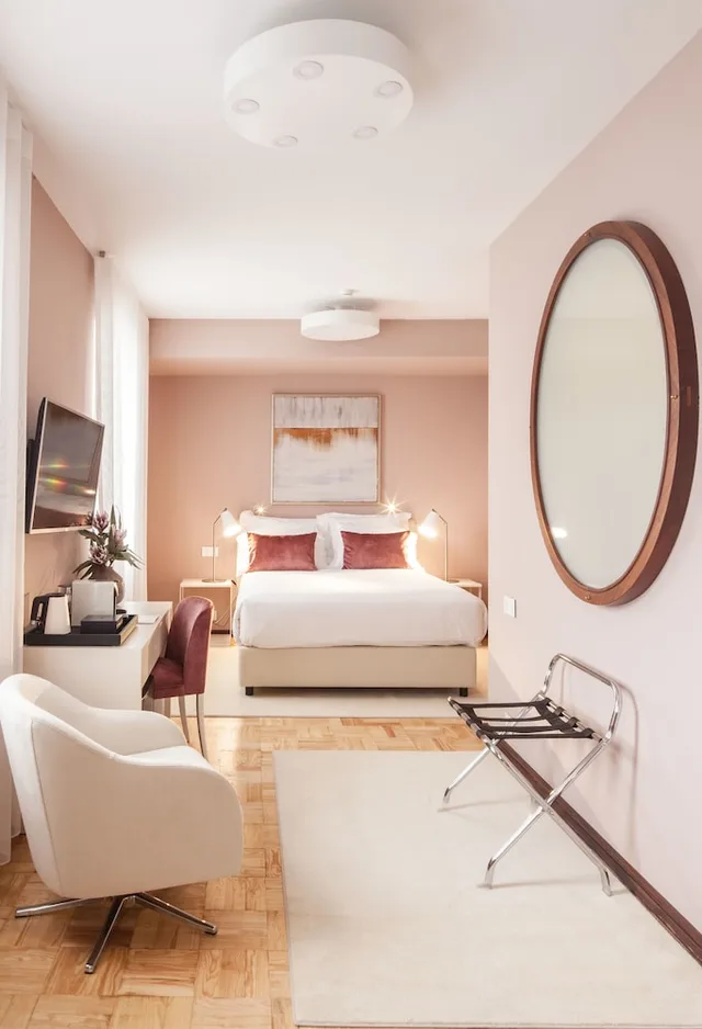 غرفة سوبيريور بسرير كوين بإطلالة على الفناء، Luzeiros Suites 2/4