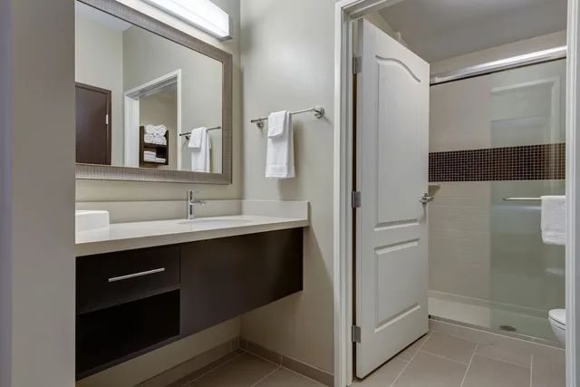 جناح بسرير كينج بغرفة نوم واحدة بمطبخ لذوي الإعاقة، Staybridge Suites St Louis - Westport 4/5