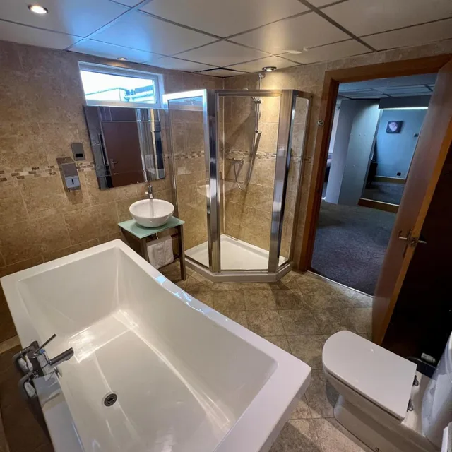 جناح عائلي بشرفة، Inn On The Prom 1/2