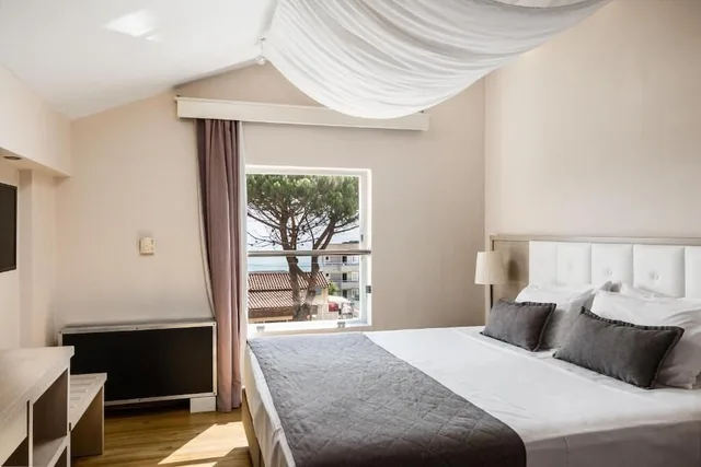 جناح عائلي سوبيريور بسرير كينج بغرفتين مع أريكة، Akron Seascape Resort 1/8