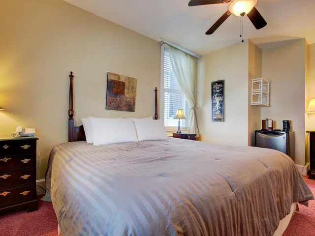 Room, King Bed, Private Bathroom, with Pool، The Hewitt Wellington Hotel 3/9