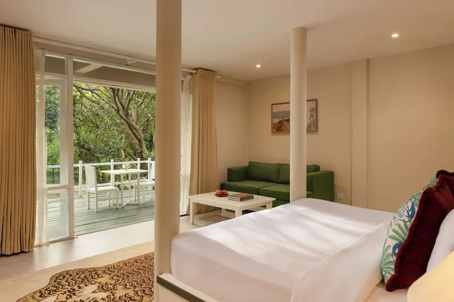 Lagoon, Cabin, King Bed، Jungle Beach an Uga Experience 1/6