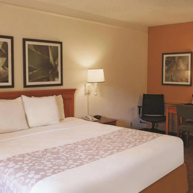 غرفة بسرير كينج بحوض استحمام لذوي الإعاقة، Baymont by Wyndham Houston La Porte 2/2