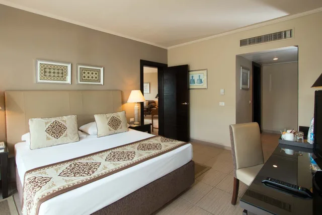 Junior Suite, Queen Bed, Pool and Sea View، Jaz Fanara Resort and Residence 1/1