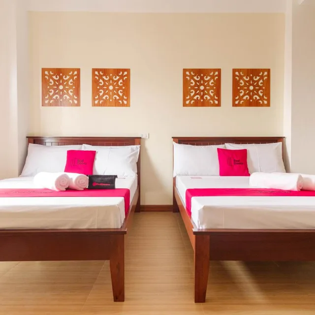 Room, Quadruple, RedDoorz Plus near Johnson and Johnson Paranaque 8/10