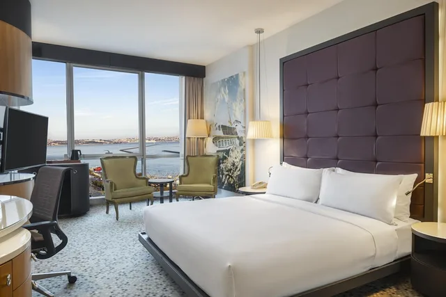 Peninsula, Deluxe, King Bed, Sea View، Doubletree By Hilton Hotel Istanbul - Moda 3/10