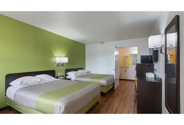 2 Queen Beds - Micfridge، Motel6 Chattanooga, TN 1/3
