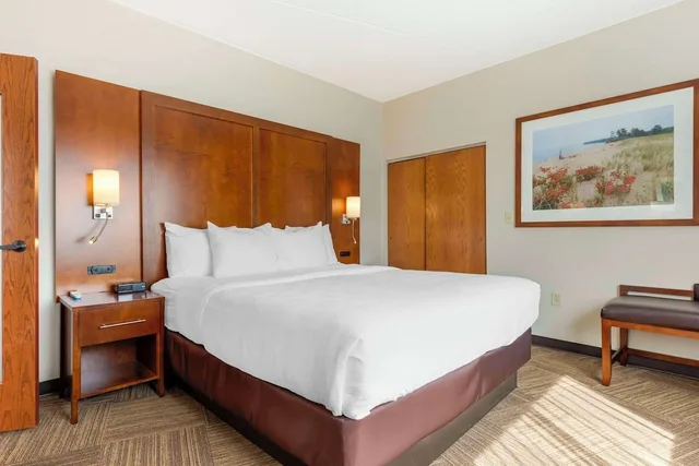 جناح عائلي ديلوكس بسرير كينج وسريرين كوين بإطلالة على البحيرة مع أريكة، Lift Bridge Lodge Ascend Hotel Collection 6/10