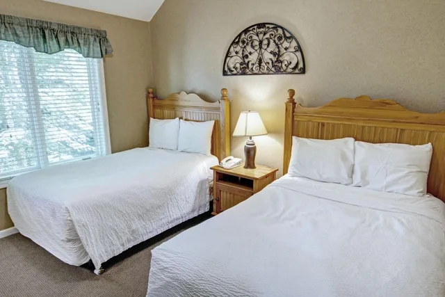 3 Bedrooms, 3 Queen Beds, Pocono Mountain Villas MOD Collection by Sonesta 1/3