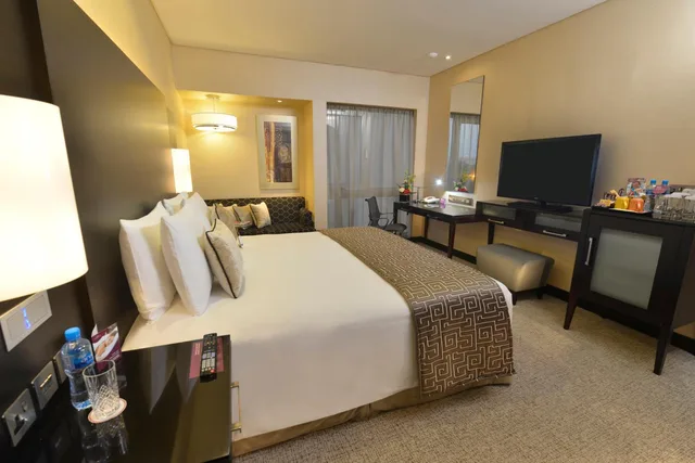 غرفة قياسية بسرير كينج بإطلالة على المسبح مع دخول الصالة للمدخنين، Crowne Plaza Bahrain 2/4