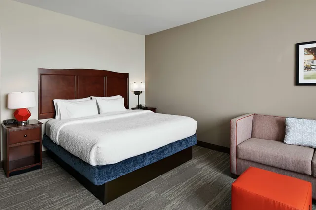 غرفة بسرير كينج مع أريكة لذوي الإعاقة، Hampton Inn & Suites Chicago/Mt. Prospect 2/5
