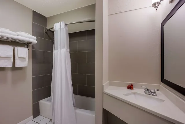 غرفة قياسية بسرير كينج، Surestay Hotel By Best Western Higginsville 4/4