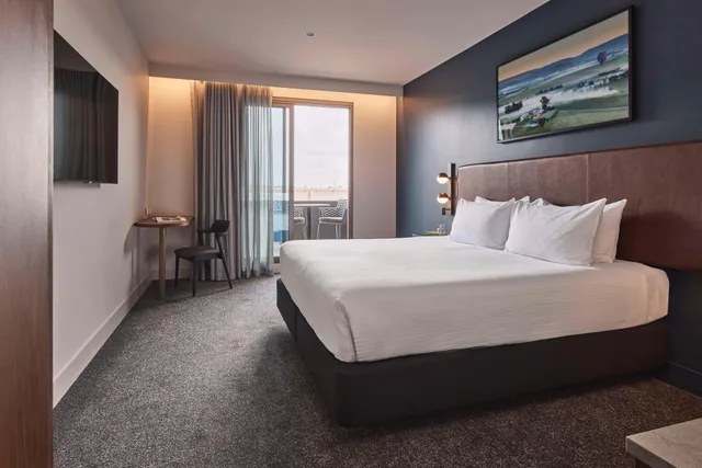Rydges Superior Balcony King Room، Rydges Ringwood 1/6
