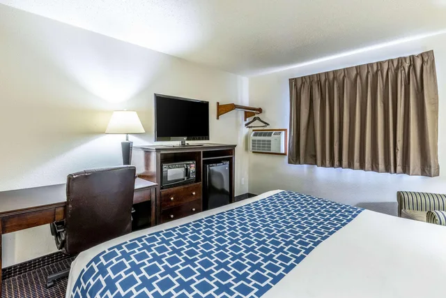 Room, Double Bed, Econo Lodge Inn & Suites Auburn, MI 4/6