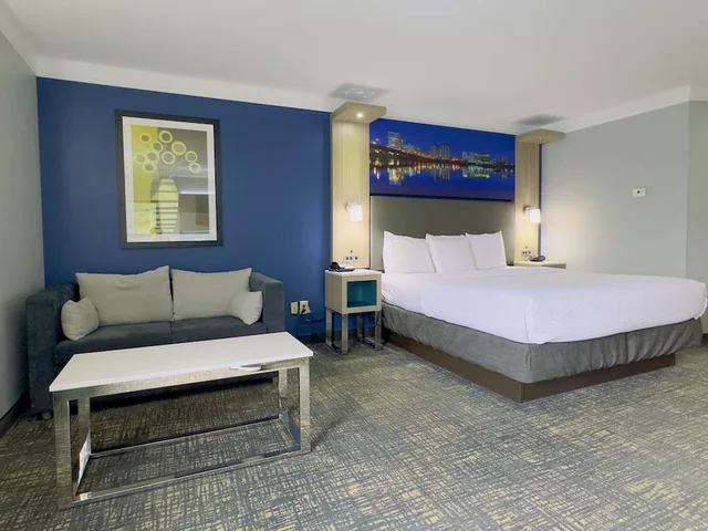 غرفة قياسية بسرير كينج مع أريكة بمطبخ، Best Western Plus Glen Allen Inn 1/8