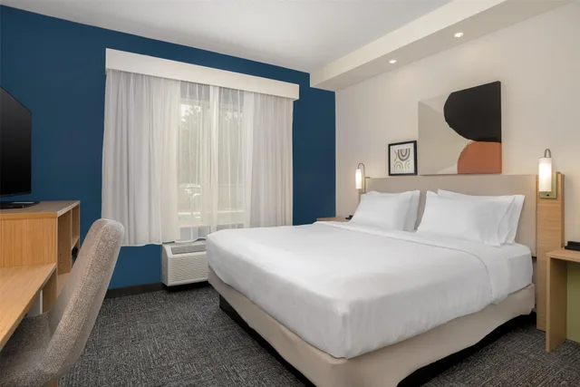 جناح بسريرين كينج مع أريكة، Spark by Hilton Lancaster 1/4