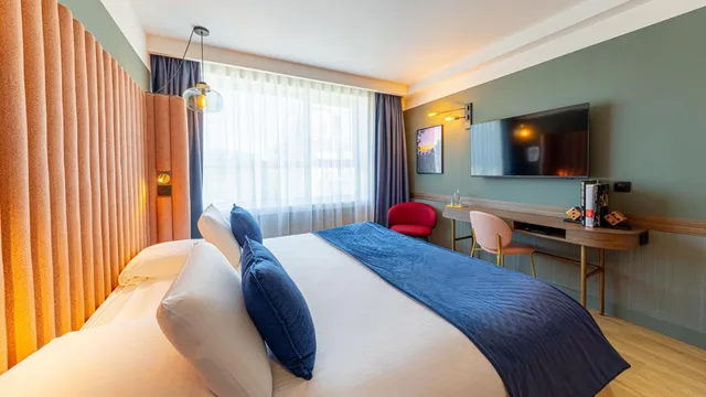جناح تنفيذي بسرير مزدوج مع أريكة، Golden Tulip Aix Les Bains 1/3