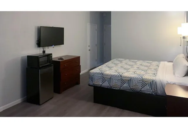 1 King Bed Suite, Nsmk, Micfridge, Sofa-Bed، Motel6 Soledad, CA 1/1