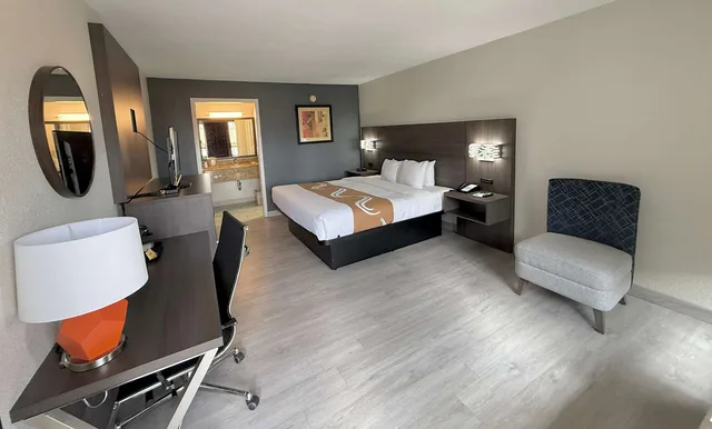 غرفة بسرير كينج للمدخنين، Quality Inn and Suites Baton Rouge West Port Allen 2/2