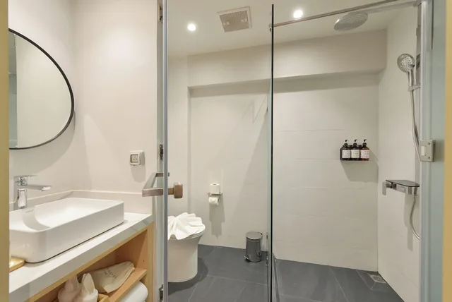 غرفة جونيور بسرير كينج بإطلالة على النهر بشرفة، March Hotel & Suite Riverside 6/7