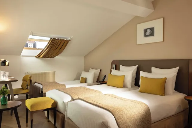 غرفة كلاسيكية ثلاثية بسرير كوين مع أريكة، Europe Hotel Paris Eiffel 2/5