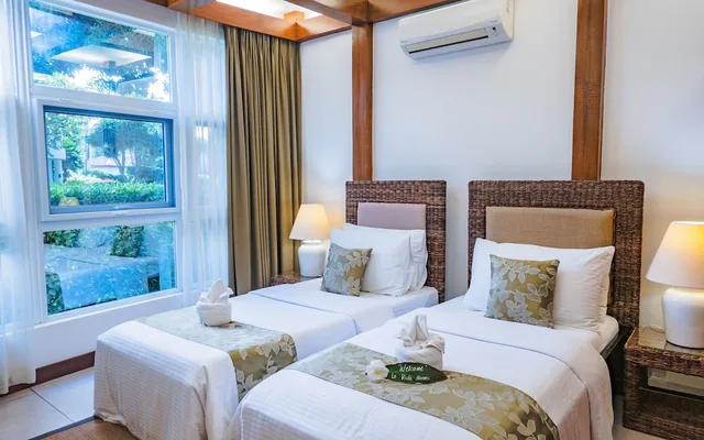 شقة ديلوكس بسرير كوين وسرير فردي بإطلالة على المسبح بغرفتي نوم، Vida Homes Condo Resort 4/9