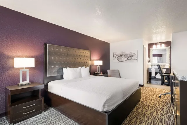 Standard, King Bed, Clarion Inn & Suites Across From Universal Orlando Resort 9/10