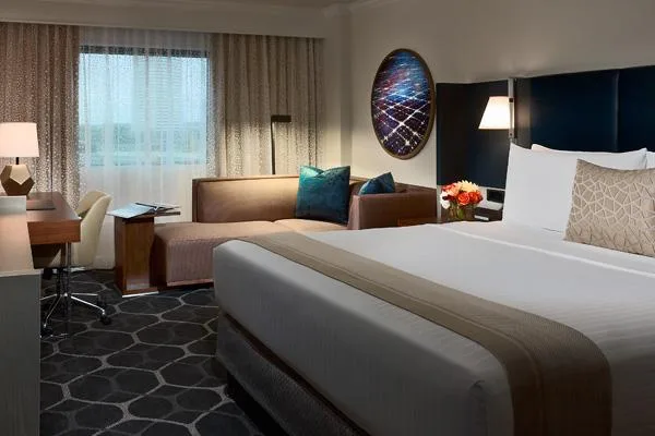 غرفة بسرير كينج، Royal Sonesta Houston Galleria 2/5