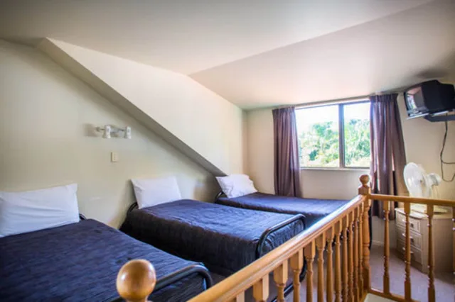 غرفة عائلية بسرير كوين وسريرين فرديين بمسبح خاص، Bennetts Thermal Pools Motor Inn 1/9