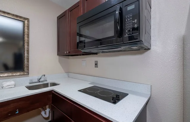 غرفة ديلوكس بسرير كينج بمطبخ، Red Roof Inn Morgan City 4/6
