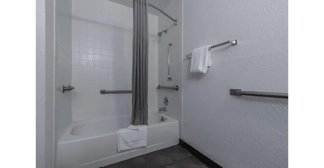 غرفة بسرير كوين لذوي الإعاقة، Motel6 Norcross, GA - Atlanta Northeast 6/6