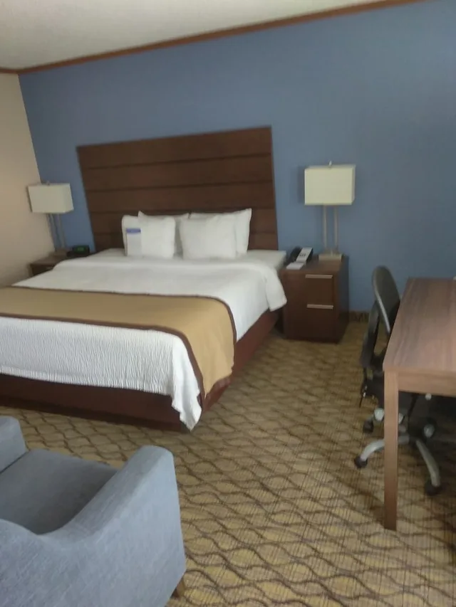 غرفة بسرير كينج مع أريكة، Baymont by Wyndham Madison Heights Detroit Area 2/6