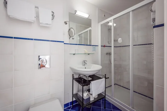 غرفة بسريرين منفصلين بإطلالة على البحيرة بشرفة، Hotel Triglav Bled 7/7
