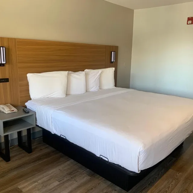 1 King Bed - Mobility Accessible Tub, Nsmk، Motel6 Santa Ana, CA 5/10