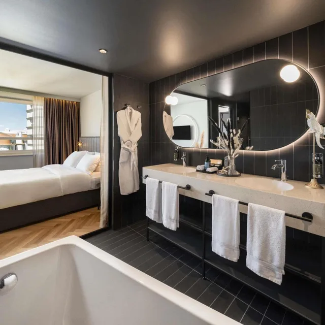 Maestro, Suite, King Bed, Sofa، Hotel Am Konzerthaus - MGallery Collection 5/5