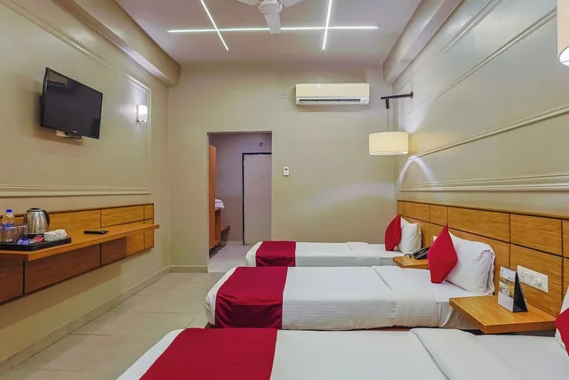 غرفة كلوب بثلاثة أسرّة، Max Hotel Prayagraj 2/10