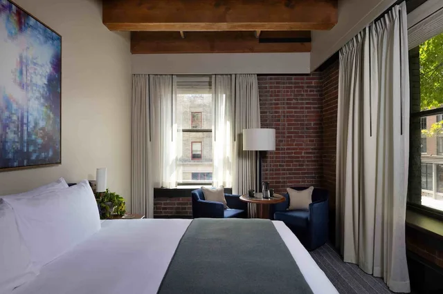 Cedar, King Bed, Corner، Populus Seattle 2/4